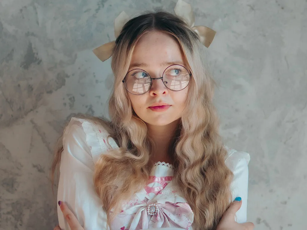 BellaMorley — I love exploring my body and figuring out what makes me feel good and comfortable. I really appreciate generous, caring guys who know how to treat a girl right and give warm vibes. Honest chats, playful moments, and lots of tenderness are my jam....