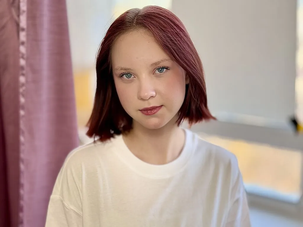 MaisieMundhenk — Simple ones: passing my session, late-night walks, learning to be brave, and saving for a sunny life in Spain.
