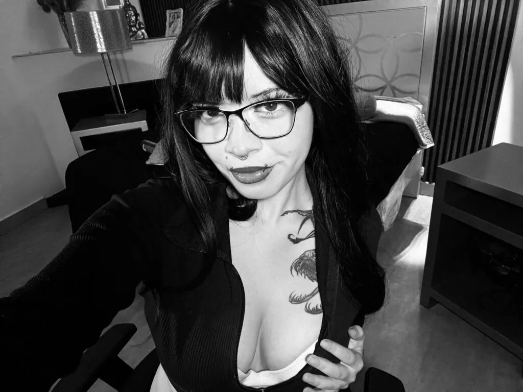 NathashaHotson — I define myself as a woman who embodies the perfect balance between subtlety and dominance. From the first moment, her presence is magnetic, and all eyes are on her when she enters a room. With a captivating gaze and a smile